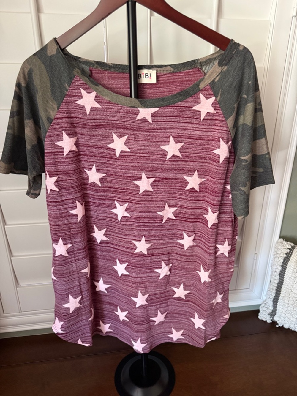 BiBi Mauve Star Print Raglan Tee with Camo Sleeves NWOT